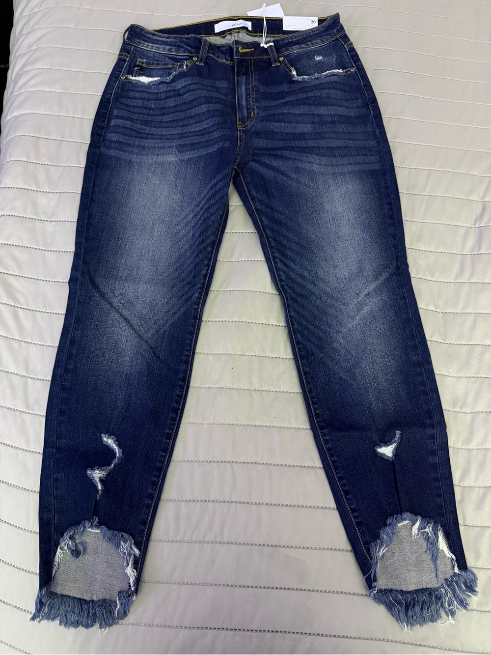 KanCan Los Angeles mid-rise skinny ankle jeans in a dark blue wash, size 13/30.